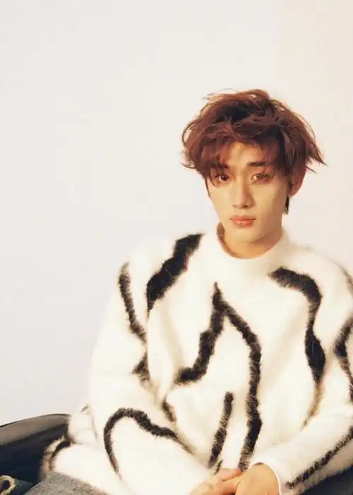 丁程鑫个性随拍解锁全新发型引发热烈讨论