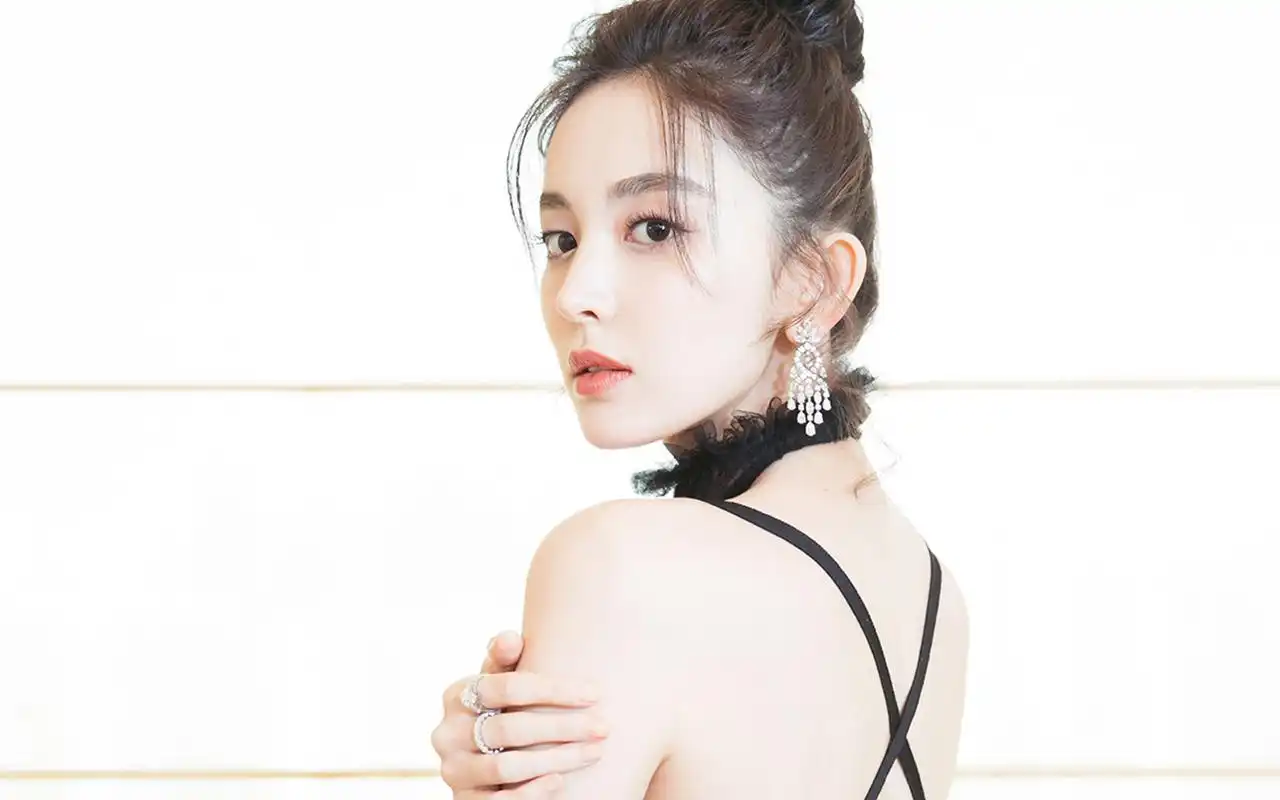 古力娜扎黑色裸背礼服性感图片高清壁纸