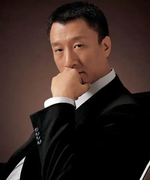 孙红雷,1970年出生,早年因喜爱霹雳舞,成为了一名舞蹈明星.