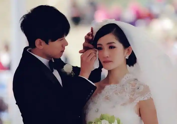 冷板凳坐1年多,42岁的谢娜高调乘风破浪,但结果为何尴尬又好笑_何炅