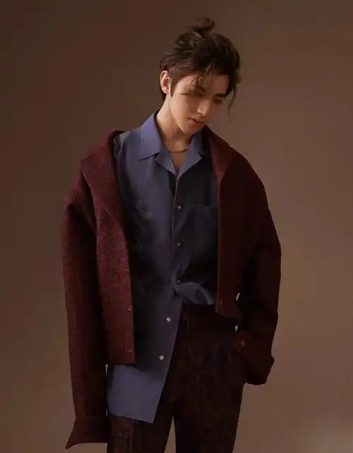 男明星也爱丸子头蔡徐坤撞上朱正廷到底谁更有范