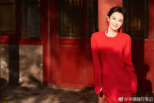 50岁许晴多了份笃定坦然和担当