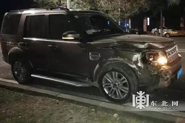 [视频]路虎撞捷达 出租车冲上绿化带撞大树