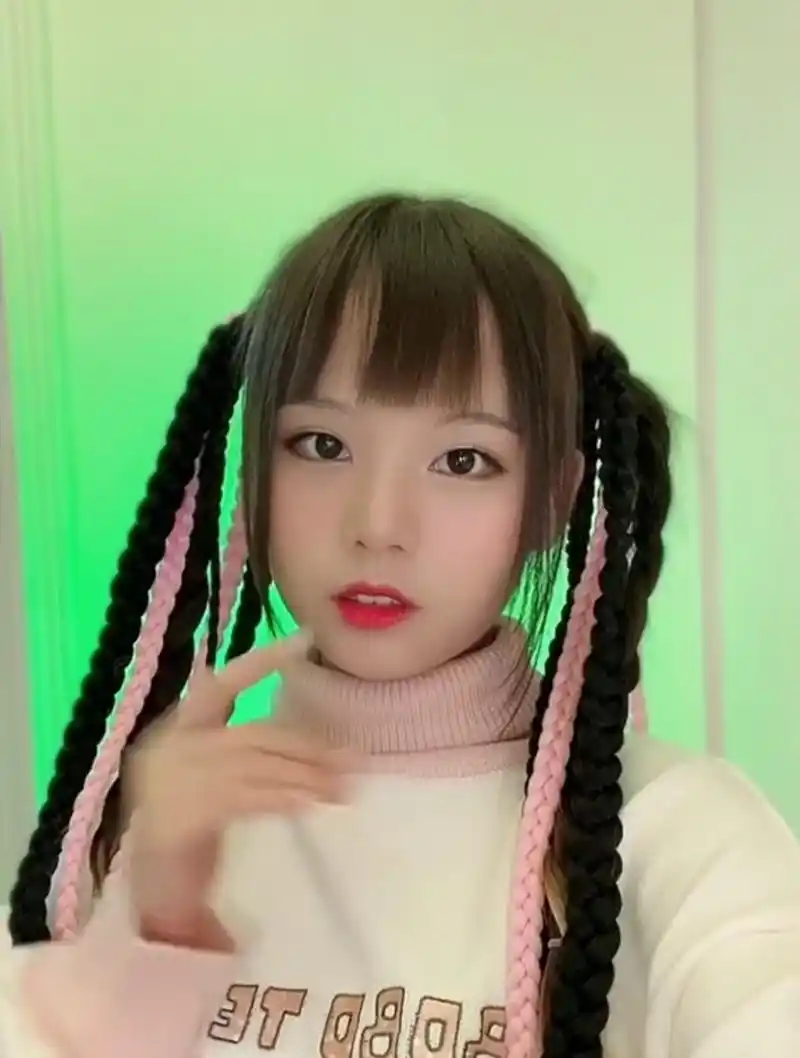 火线妹抛弃猫耳朵耳机,扎上脏辫双马尾,整个人仿佛大了10岁