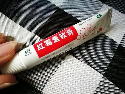 那么红霉素软膏到底是什么呢?真的可以祛痘吗祛痘?有了痘痘