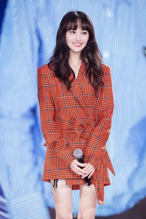 郑爽身着橙红色格纹蝴蝶结西服下搭漆皮拼接中跟靴亮相上海