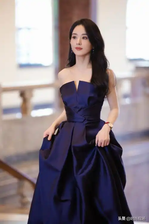 赵丽颖宝蓝色抹胸礼服,完全没有妈妈的感觉,少女感十足