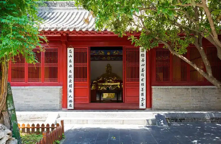 医圣祠位于中国中医药服务贸易重点城市河南省第三大城市南阳市城东