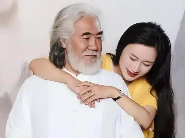 72岁张纪中又当爹42岁娇妻杜星霖官宣四胎晒彩超已怀孕50多天