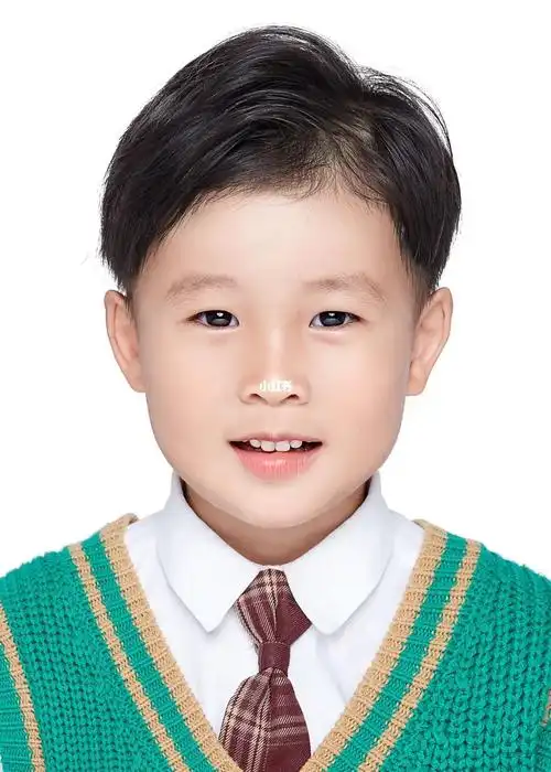 男宝四周岁证件照