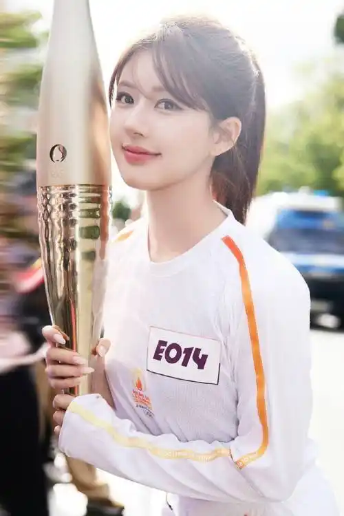 赵露思巴黎奥运传递火炬,生图曝光,和官方照一样美艳