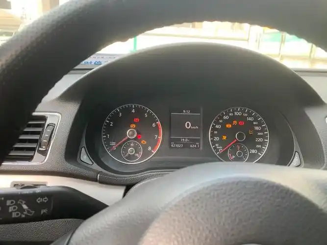 大众13款新帕萨特早晨冷启动车辆仪表盘所有故障码全亮行驶中速度表