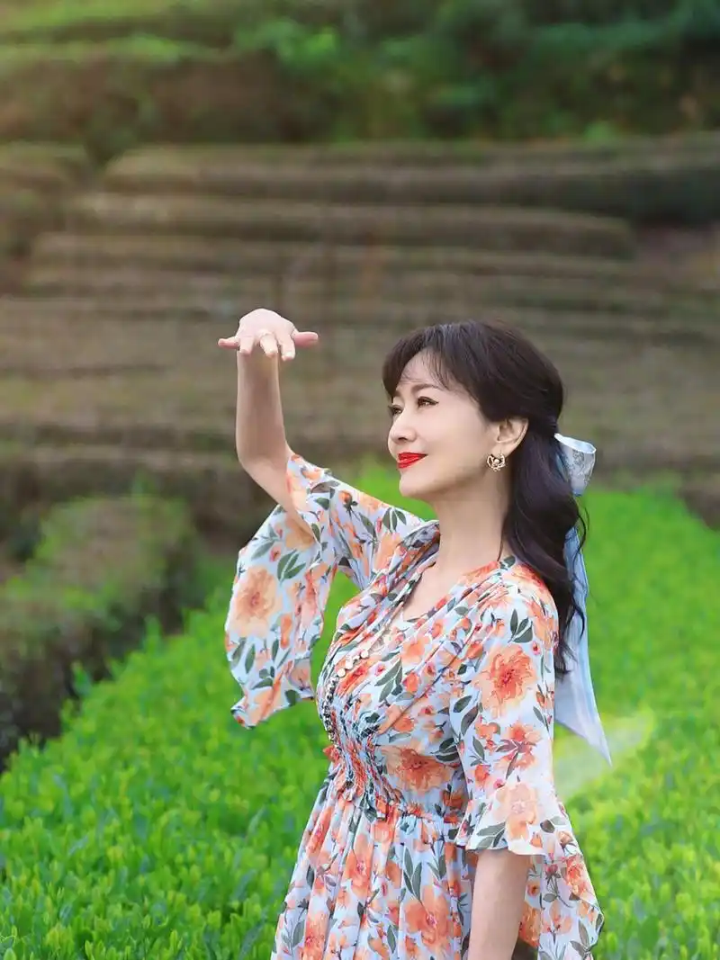 赵雅芝近况照片太美了,万青丛中一点红.[鼓掌][鼓掌]