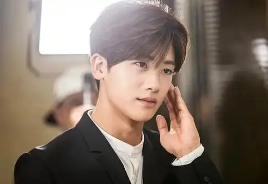 朴海镇1983年5月1日出生于韩国釜山,韩国男演员,2008年2月20日毕业于