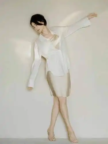 王菲奔五后魅力不减!裹香槟色吊带裙露美腿,走秀款身材太难得