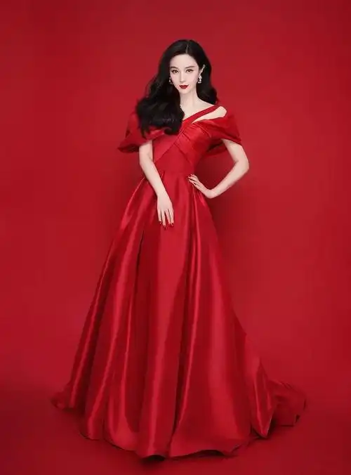 近日,范冰冰新拍摄的礼服大片曝光,可谓是让很多喜欢她的朋友眼馋了