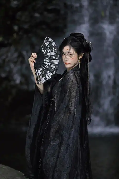 许佳琪黑衣古风写真