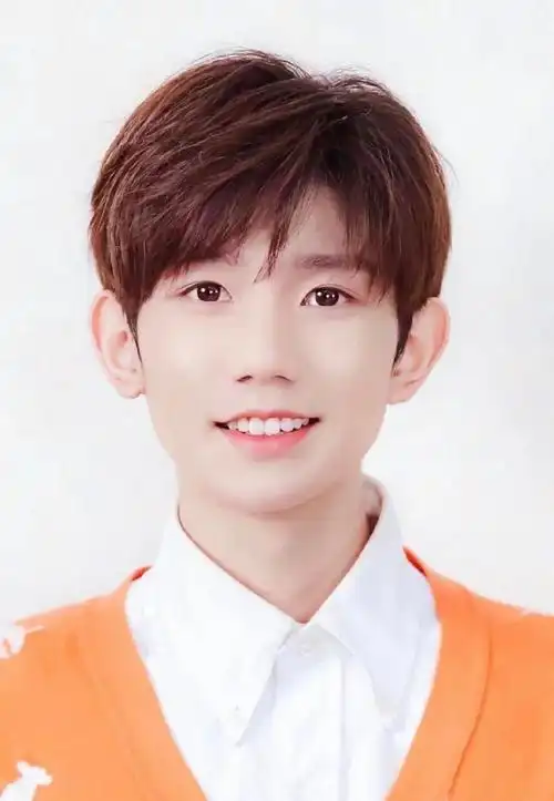 内娱男明星的证件照#王源真好看 星星眼好漂亮    期待 我看见两朵一