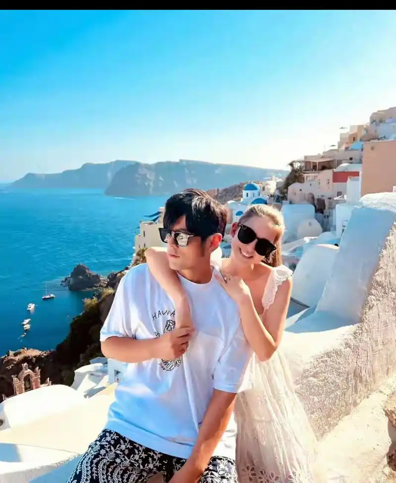 31岁昆凌晒庆生照撒糖,周杰伦穿西装出席,甜喊老婆"生日女孩"!