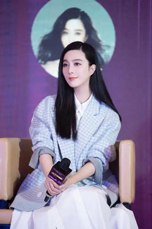 范冰冰在国外穿得这么端庄!白色格纹套裙配短发,不作妖反而更美|衬衫|