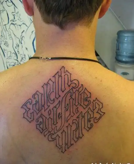男性背部几何花体字线条个性纹身图案