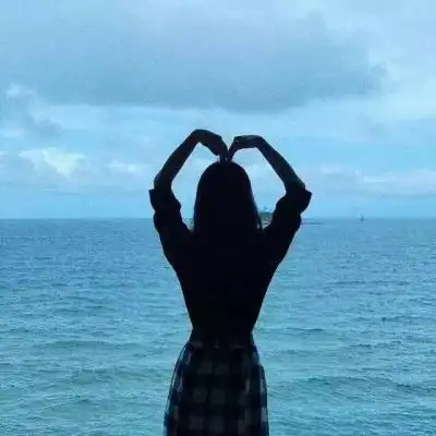 青春色彩的个性女生微信背影头像 异地恋费钱费时费流量