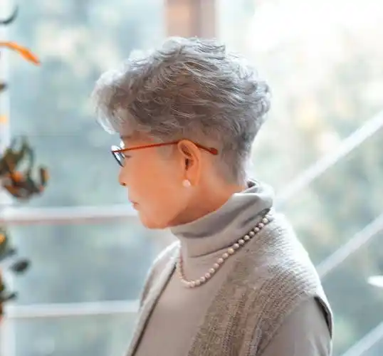 本期发型话题,就继续给老年朋友们聊一聊,老年人白发多,是染发还是顺