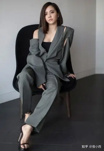 可以来尝试一下西装,尤其是小个子女孩蔡依林穿上这款灰色的西装套装