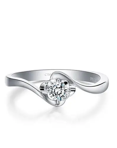 周大福 精美大气18k金钻石钻戒/女款(定价)