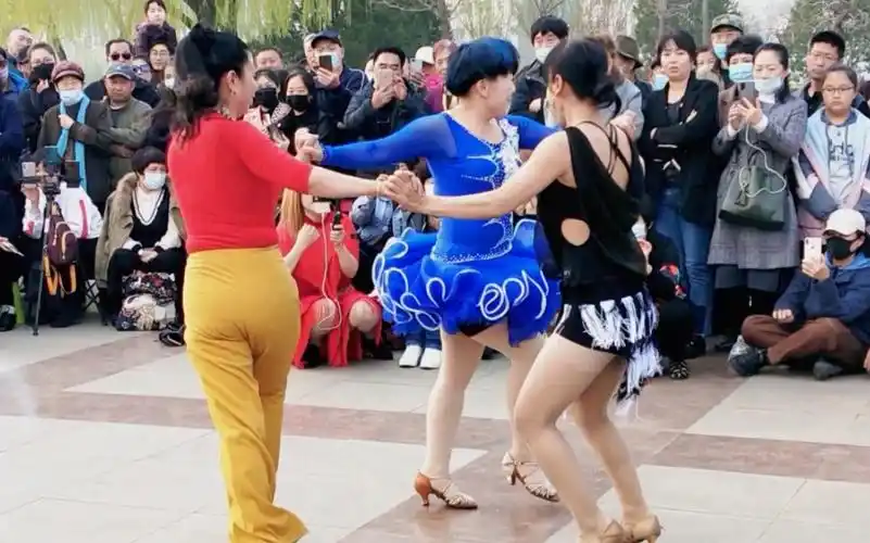 跳广场舞的女人真敢穿,太辣眼睛