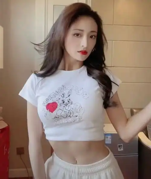 周洁琼热舞自拍吸气凹出魔鬼身材网友肚皮和白t恤同色