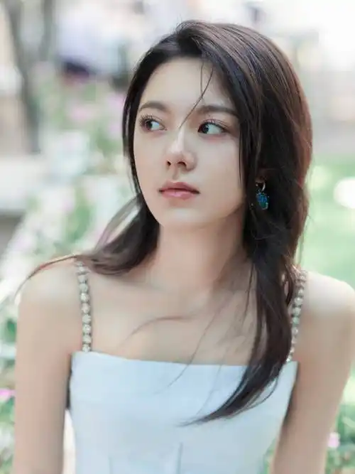 赵今麦晒夏日秘境写真 穿吊带裙清新有灵气- 美文悦读,生活常识,唯美