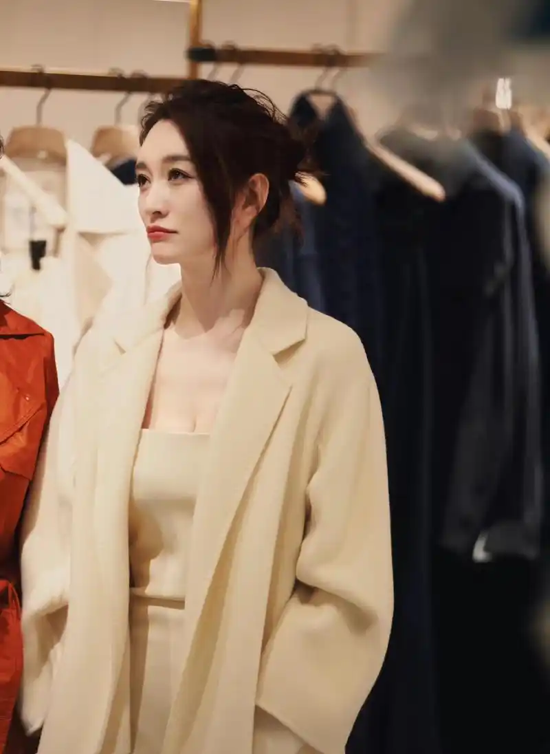 李小冉出席活动,奶白色抹胸裙搭配长款大衣,优雅又大方!