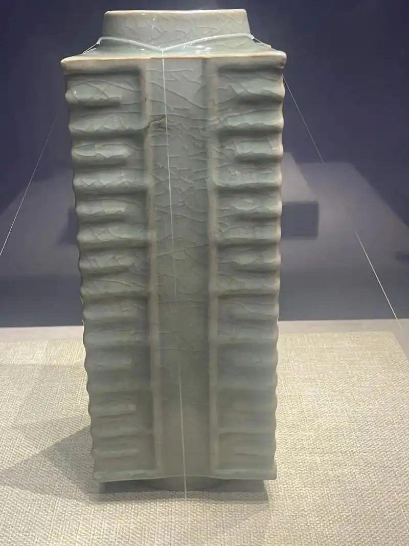 南宋龙泉窑/琮式瓶,#让文物抖起来 - 抖音