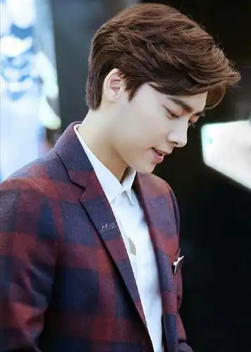 李易峰登八月刊封面,黑色西装演绎绅士格调,深情眼镜杀令人心动