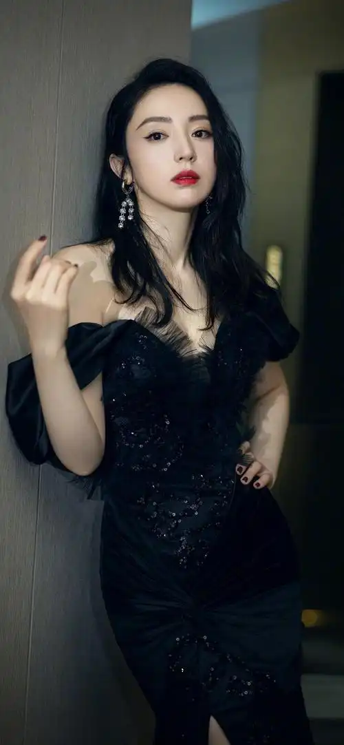 董璇黑色礼裙手机壁纸