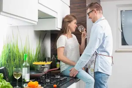 厨房情侣浪漫唯美图片