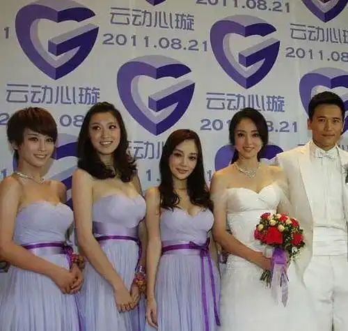 李小璐婚礼伴娘团(16位女星伴娘团礼服曝光)(14)