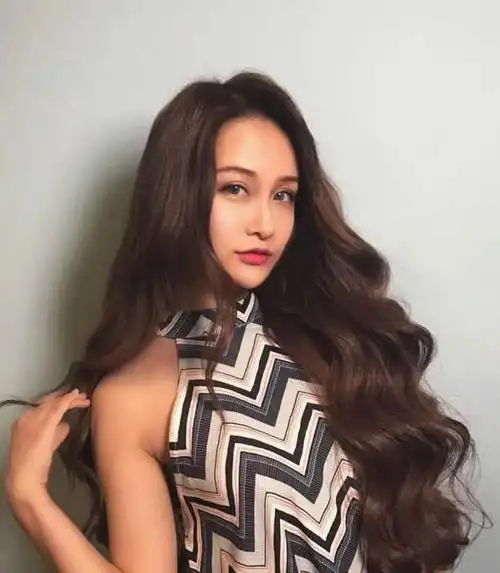 大波浪卷发气质优雅美女