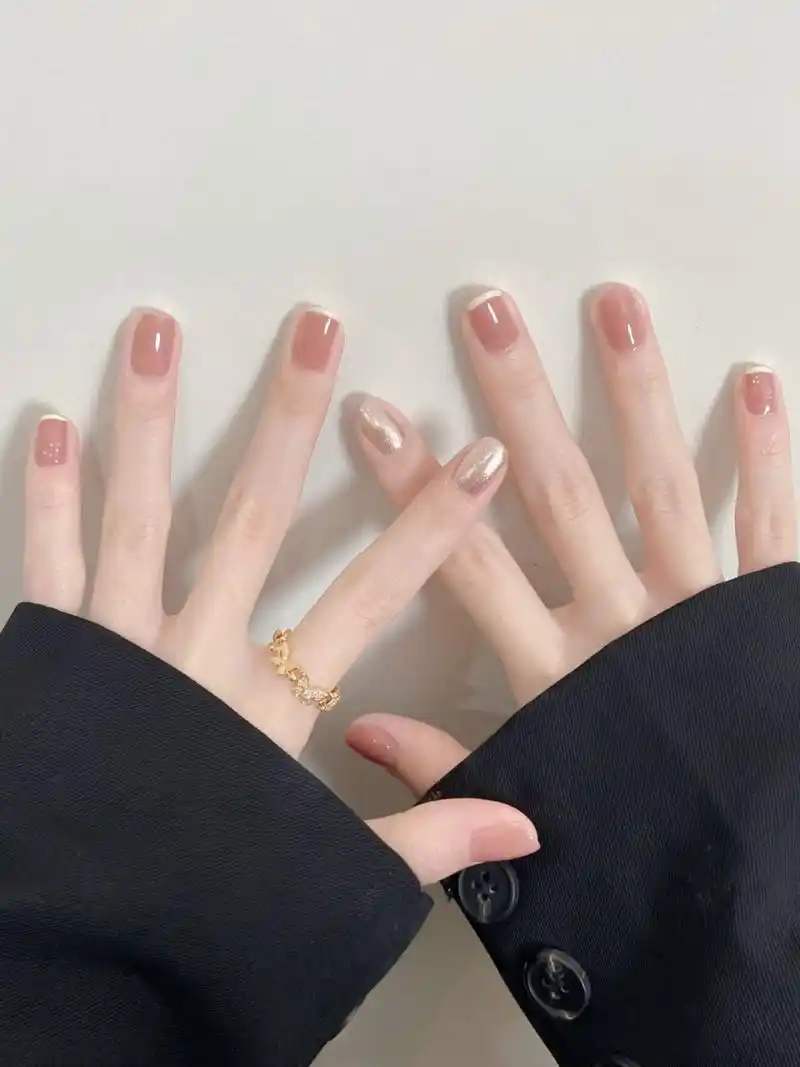 适合夏天的裸色美甲!