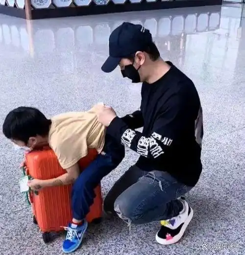 黄晓明携小海绵现身机场,跪地给儿子擦汗,父子俩的感情非常好
