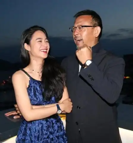 据了解,当时是赵薇从中介绍两个人认识的,拍戏之余,周韵与姜文常常