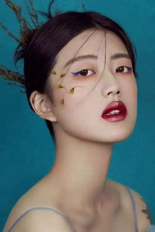 修图师-王烨轩的化妆造型作品《时尚妆面》