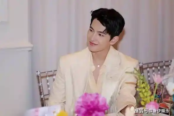 杨洋活动照释出,白衣贵公子风范尽显,晚宴西装造型更添优雅