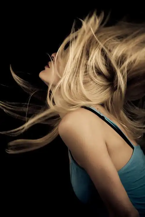 收藏 关键词:头发飘逸的女士图片下载,甩头发,性感女人,时尚女性,美女