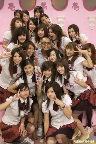 黑涩会美眉组合是于2006年5月,由星空传媒经纪公司在《我爱黑涩会》