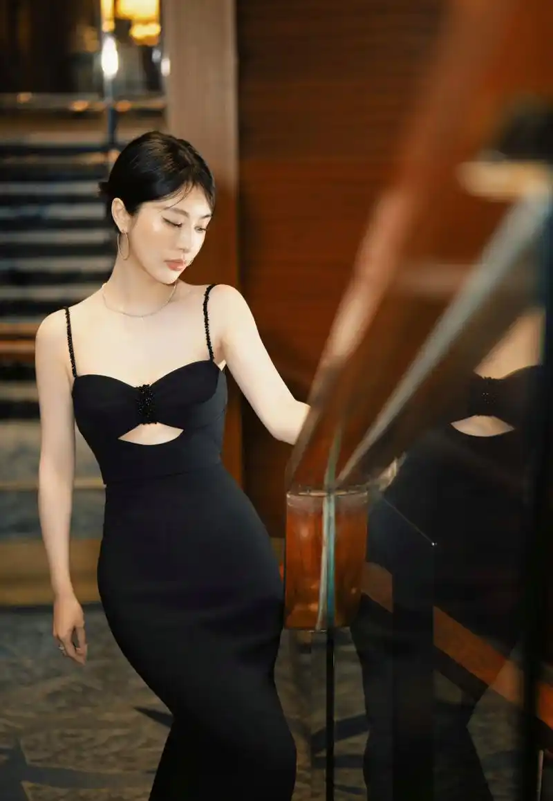 李菲儿不仅颜值在线,她的身材也是非常吸睛.