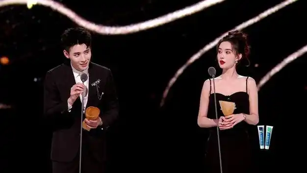 胡歌无聊睡着,赵露思看手机,王一博快闪|沈腾|宋茜|张雨绮|华语歌手