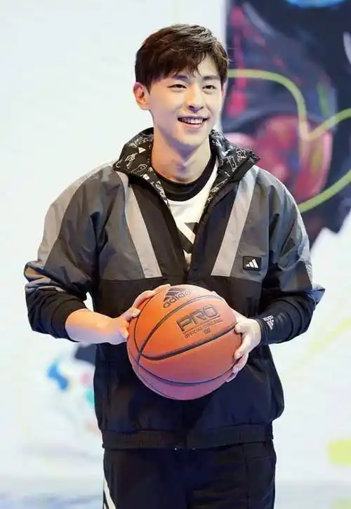 邓伦运动风的造型还挺有学生气的,看起来很显小,很有校草的感觉_时尚