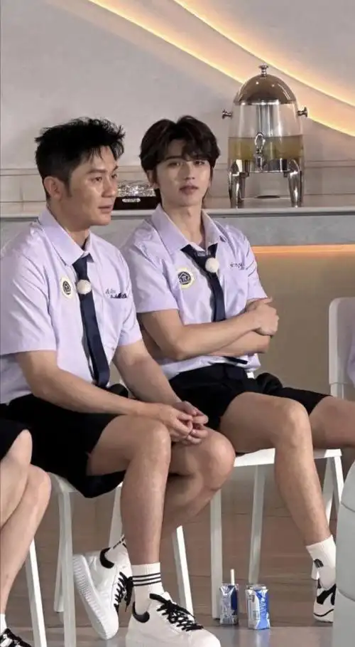 评论区热门都是周深,蔡徐坤粉丝很紧张|蔡徐坤|粉丝|泰国_新浪新闻